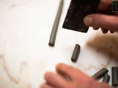 �La taglio delicatamente con una spatola di metallo ottenendo tanti pezzettini quanti sono gli oggetti da realizzare�... 
